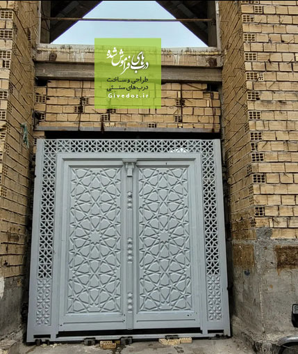 درب و پنجره مسجدی