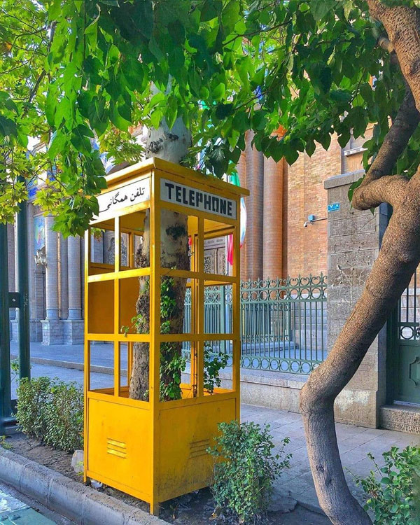کیوسک تلفن ایستاده زرد
