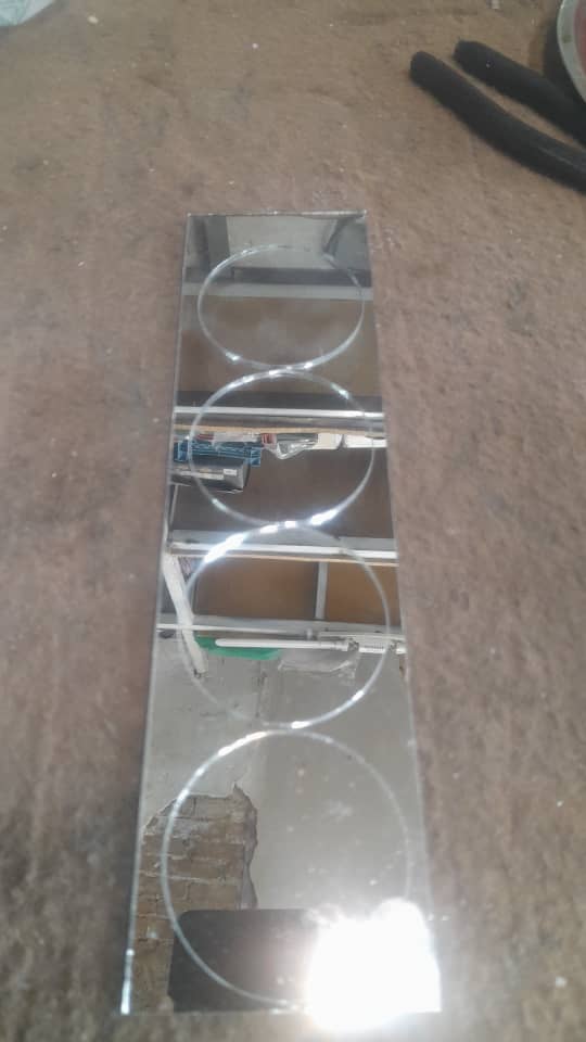 آینه دیواری یک میل نقره‌ای